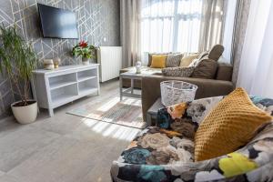 a living room with a couch and a tv at Pansion Tina in Šilo