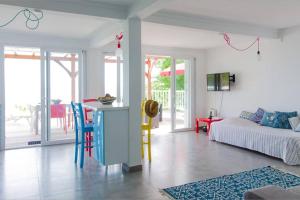 un soggiorno con divano, letto e tavolo di Turquoise a Le Diamant