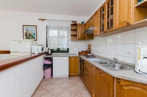 Kuchyň nebo kuchyňský kout v ubytování Apartments Boza