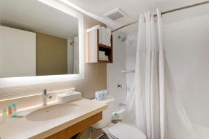 Koupelna v ubytování Staybridge Suites Orlando Royale Parc Suites by IHG