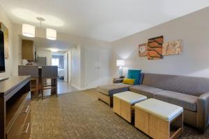 Posezení v ubytování Staybridge Suites Orlando Royale Parc Suites by IHG
