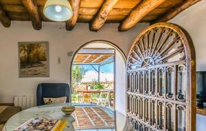 Casa Rural Ermita Azul في Ojuelos Altos: غرفة طعام مع باب مفتوح إلى الفناء