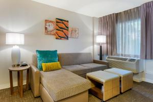 Khu vực ghế ngồi tại Staybridge Suites Orlando Royale Parc Suites, an IHG Hotel