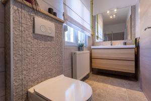 a bathroom with a toilet and a sink at Pansion Tina in Šilo