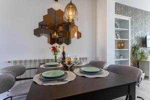 a dining room with a table with chairs and a chandelier at Pansion Tina in Šilo