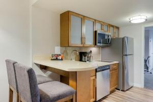 Kuchyň nebo kuchyňský kout v ubytování Staybridge Suites Orlando Royale Parc Suites by IHG