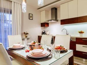 uma cozinha e sala de jantar com mesa e cadeiras em Apartamenty Sienkiewicza 12 em Zakopane