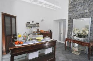 eine Küche mit einem Tisch und Obst darauf in der Unterkunft Guest House La Genesa in Cernobbio
