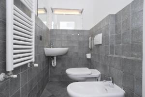 A bathroom at Guest House La Genesa