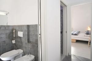 A bathroom at Guest House La Genesa