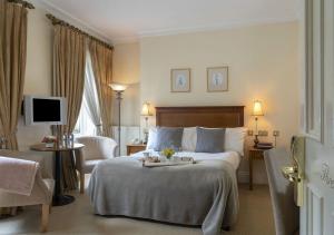 Katil atau katil-katil dalam bilik di Headfort Arms Hotel