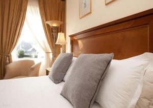 Katil atau katil-katil dalam bilik di Headfort Arms Hotel