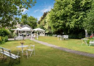 un grupo de mesas y sillas en un parque en Headfort Arms Hotel, en Kells