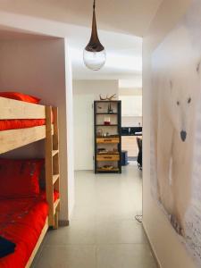 מיטה או מיטות קומותיים בחדר ב-Appartement cocooning - Grande terrasse - bain nordique-Sauna - DOMAINE DU PATRE