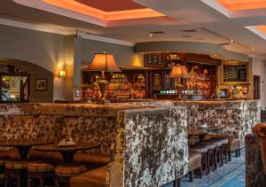Lounge atau bar di Headfort Arms Hotel