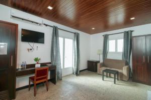 a living room with a desk and a chair at Hotel 198 Negombo in Negombo