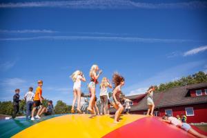 un grupo de chicas de pie en la parte superior de un trampolín en Solstrand Camping, en Vigeland