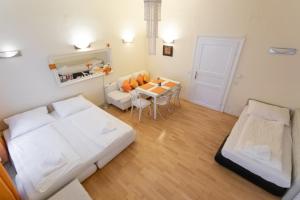 Zimmer mit einem Bett und einem Tisch mit Stühlen in der Unterkunft Central Garden Apartments in Wien