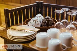 una mesa con platos y tazas y platos en ella en Gojo Miyabi Inn, en Kioto