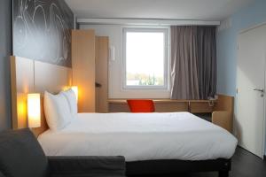 Llit o llits en una habitació de Ibis Saint-Genis-Pouilly Genève