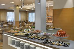 una línea de buffet con muchos tipos diferentes de comida en Hotel Boemia, en Riccione