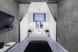 ポズナンにあるSleepway Apartments - Grey Dreamのリビングルーム(白いソファ、テレビ付)