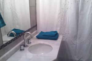 a bathroom with a sink and a mirror at Practico y Confortable Dpto Temporario Balcarce in San Miguel de Tucumán