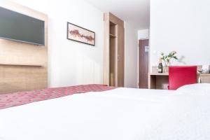 Un pat sau paturi într-o cameră la Hotel Alexander