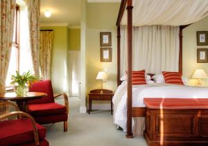 Кровать или кровати в номере Lough Inagh Lodge Hotel