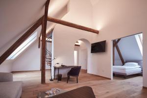 uma sala de estar com uma mesa e uma cama em Residenz Velich em Apetlon