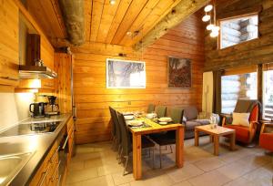 cocina y comedor con mesa en una cabaña en Villa Vuossel, en Ruka 43 fotos más