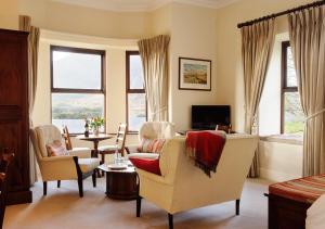 TV a/nebo společenská místnost v ubytování Lough Inagh Lodge Hotel