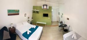 1 dormitorio con 2 camas y pared verde en ArtHouse Termini, en Roma