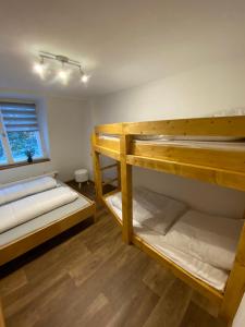 a room with two bunk beds and a window at Ferienhaus Kaufmanns Cafe in Kurort Oberwiesenthal
