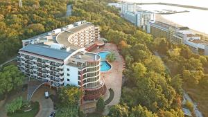 - une vue sur un grand bâtiment avec une piscine dans l'établissement Berlin Green Park - All inclusive & Beach, aux Sables d'or