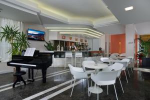 A restaurant or other place to eat at Hotel Boemia