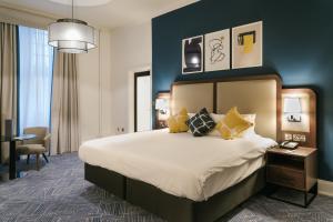 Postel nebo postele na pokoji v ubytování voco Grand Central Glasgow by IHG