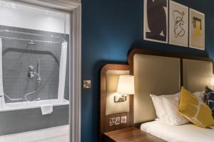 Postel nebo postele na pokoji v ubytování voco Grand Central Glasgow by IHG