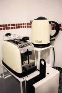 a toaster on a stand next to a coffee maker at Apartamento Jare in Bilbao