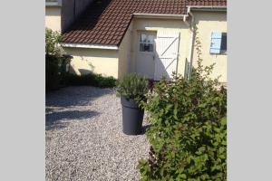 a house with a door and a plant in front of it at Gîte Ste Cécile plage in Camiers