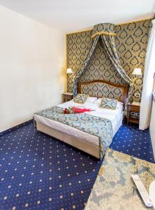 ein Hotelzimmer mit einem Himmelbett in der Unterkunft Residenza Rivo Alto in Venedig