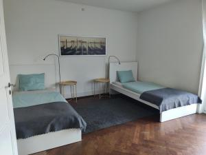 เตียงในห้องที่ Zurich Furnished Apartments