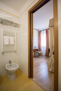 La salle de bains est pourvue de toilettes et d'un lavabo. dans l'établissement Residenza Rivo Alto, à Venise