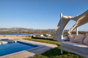 Bazén v ubytovaní Naxian Collection - Small Luxury Hotel of the World alebo v jeho blízkosti