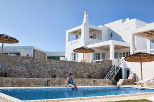 Bazén v ubytovaní Naxian Collection - Small Luxury Hotel of the World alebo v jeho blízkosti
