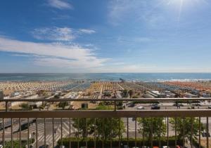 una vista aerea di un parcheggio con auto di Hotel Atlas a Rimini