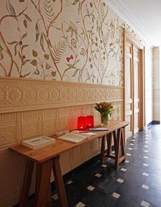 une pièce avec une table en bois sur laquelle se trouvaient des vases rouges dans l'établissement Apartments Ridderspoor, à Bruges 115 autres photos