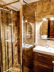 Koupelna v ubytování Adrys Boutique Villa + 37 fotografií