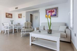 a living room with a couch and a table at Villas Flamenco Beach Conil in Conil de la Frontera