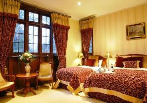 Postel nebo postele na pokoji v ubytování Lough Rynn Castle